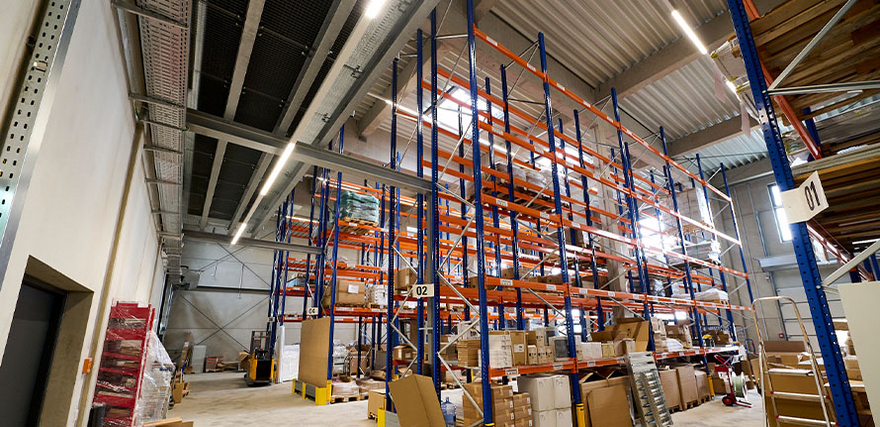 Effizientes Hochregallager  mit den Schrack Technik Lichtprodukten Linux-System
